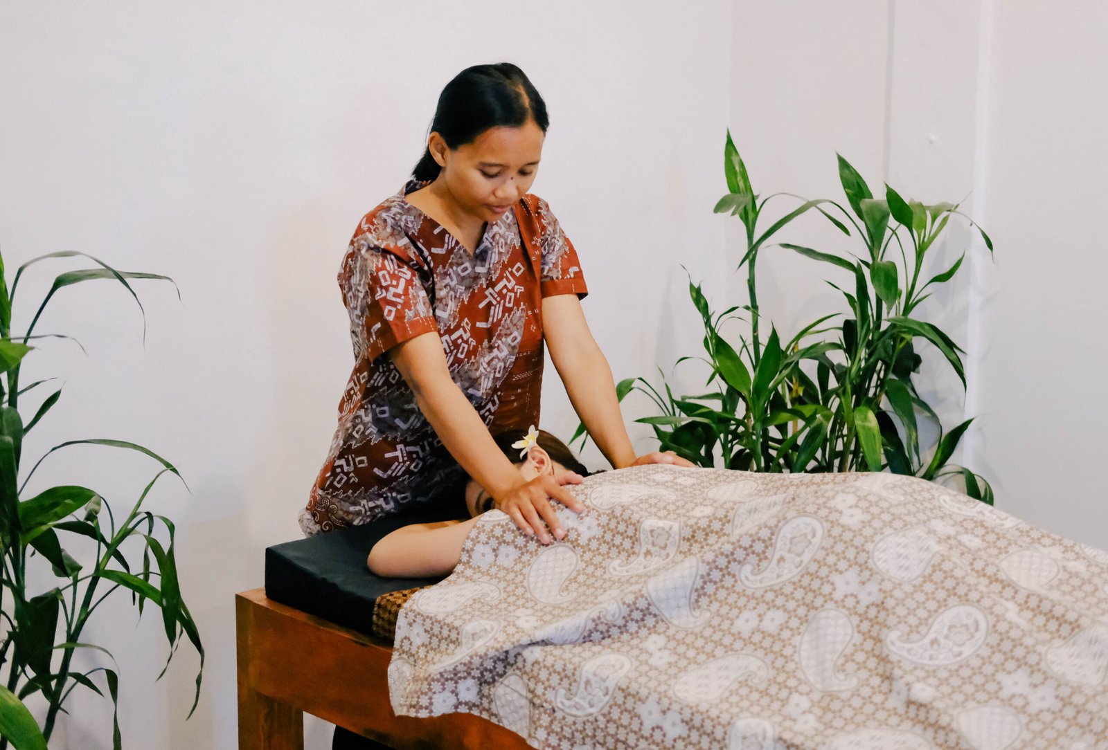 Aromatehrapy-Massage-scaled.jpg